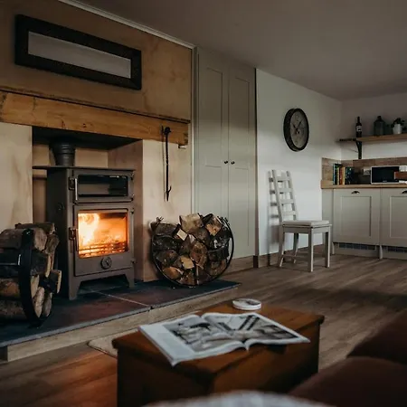 Old Sunday School - Pet Friendy, Hot Tub Hideaway *